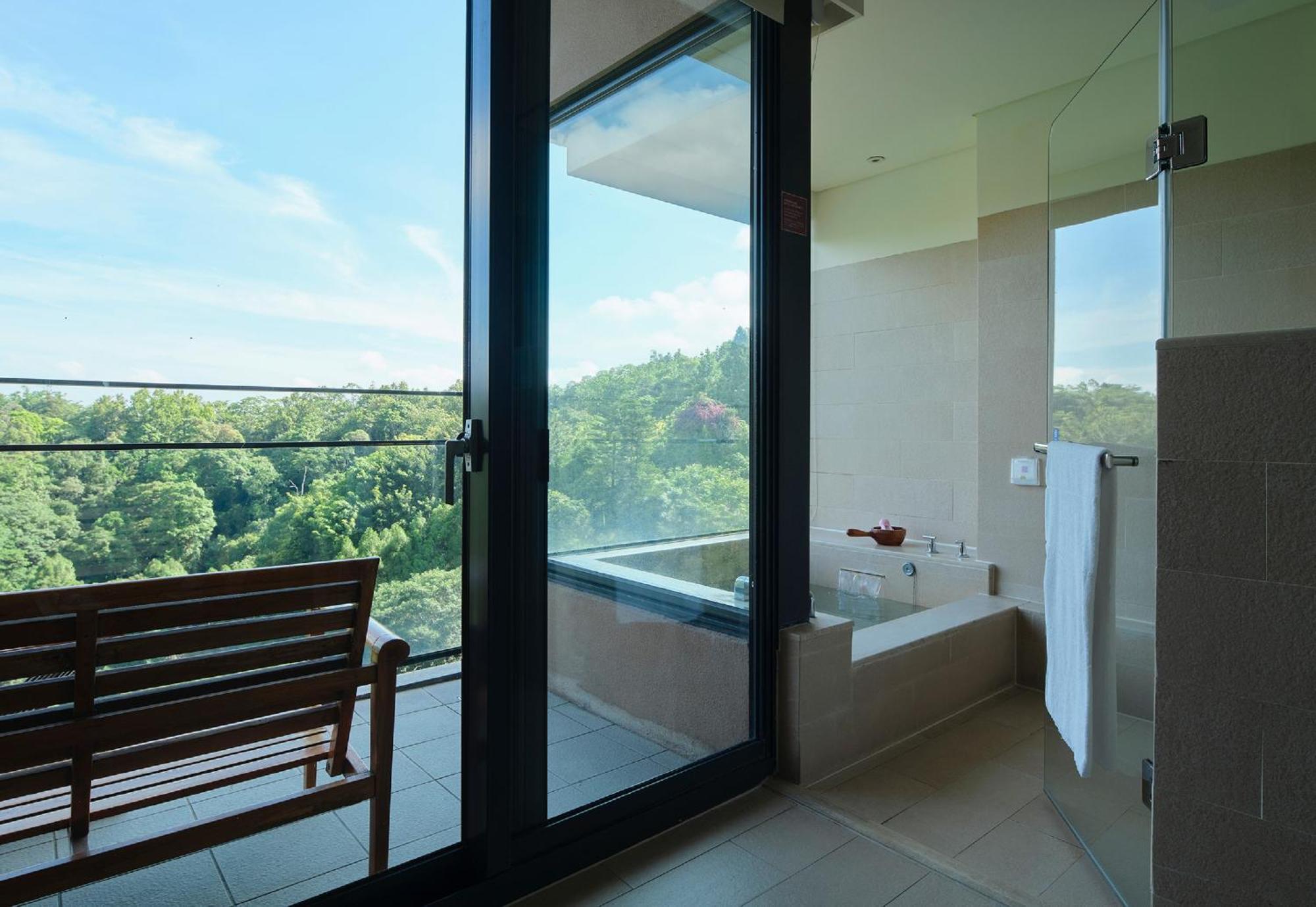 Fleur De Chine Hotel Yuchi Room photo A modern Japanese bathroom with a view of Mount Fuji
