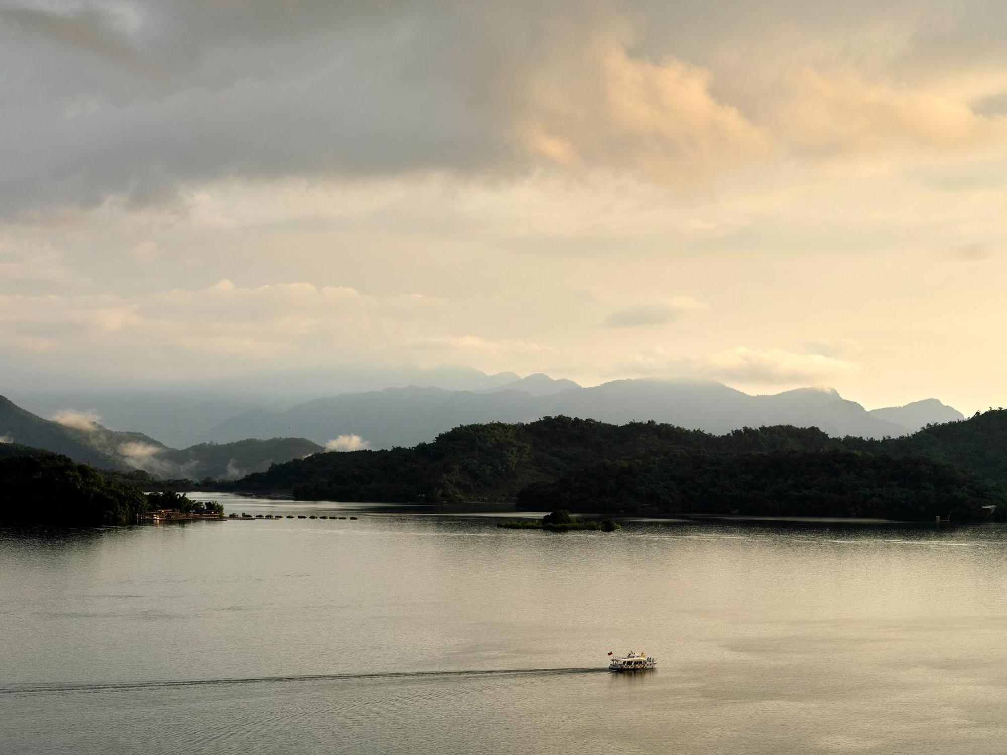 Fleur De Chine Hotel Yuchi Exterior photo View of the lake